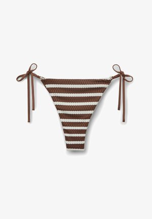 Parte inferior de bikini con rayas marrones y blancas, lazos laterales y tela texturizada sobre un fondo blanco.