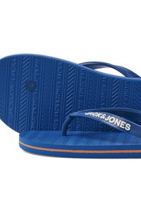 Blauwe flip-flops met een gestructureerde rubberen zool, voorzien van oranje accenten en een wit logo. De banden zijn gemaakt van flexibel blauw materiaal.