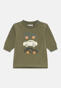 Felpa verde oliva a maniche lunghe con tre disegni di auto ricamati in blu, bianco e blu navy, con ruote arancioni.