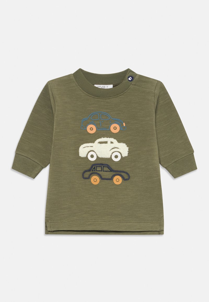 Felpa verde oliva a maniche lunghe con tre disegni di auto ricamati in blu, bianco e blu navy, con ruote arancioni.