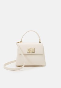 Kremowa skórzana torebka w usztywnionym kształcie, z hardwarem w złotym odcieniu i górnym uchwytem. Posiada odpinany pasek na ramię oraz detal z logo.