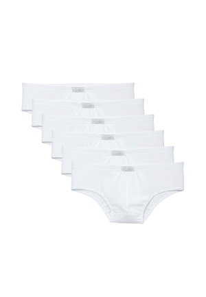 Sei paia di slip in cotone bianco semplice con elastico in vita impilati in formazione sfalsata su sfondo bianco.