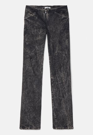 Pantalon en denim noir au texture usée, avec des poches avant, une fermeture éclair et un design à jambes droites.