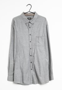Chemise gris clair à boutons en tissu texturé, avec col, une poche poitrine unique et des boutons marron à l'avant.