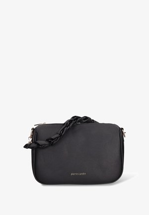 Borsa a tracolla in pelle nera con tracolla a catena, caratterizzata da una texture liscia e un logo impresso in rilievo discreto sulla parte anteriore. Chiusura con cerniera.