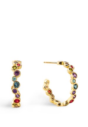 Gouden creolen met meerkleurige ronde edelstenen die gelijkmatig rondom de buiten- en binnenranden zijn gezet.
