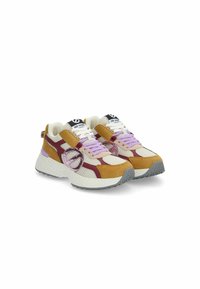 Sneaker multicolori con tomaia in rete e dettagli in suede, lacci viola e suola bianca spessa; include un dettaglio circolare del logo.