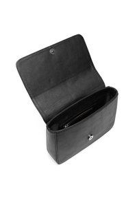 Clutch de cuero negro con textura suave, forma rectangular, cierre delantero a presión y bolsillo interno con cremallera. Abierto, mostrando el interior.