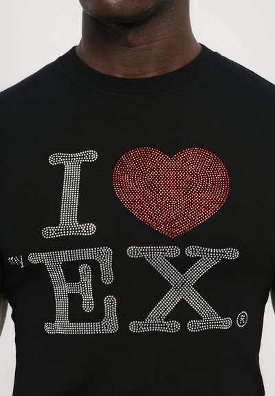 Tricou negru cu inscripția "I ❤️ EX" din strasuri; inimă în roșu, literele în argintiu, mâneci scurte, ajustat, din material de bumbac.