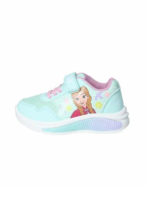 Sneaker azzurro chiaro con interni rosa, caratterizzato da una grafica di un personaggio e motivi floreali. Realizzato in materiale sintetico, include una fascia a strappo.