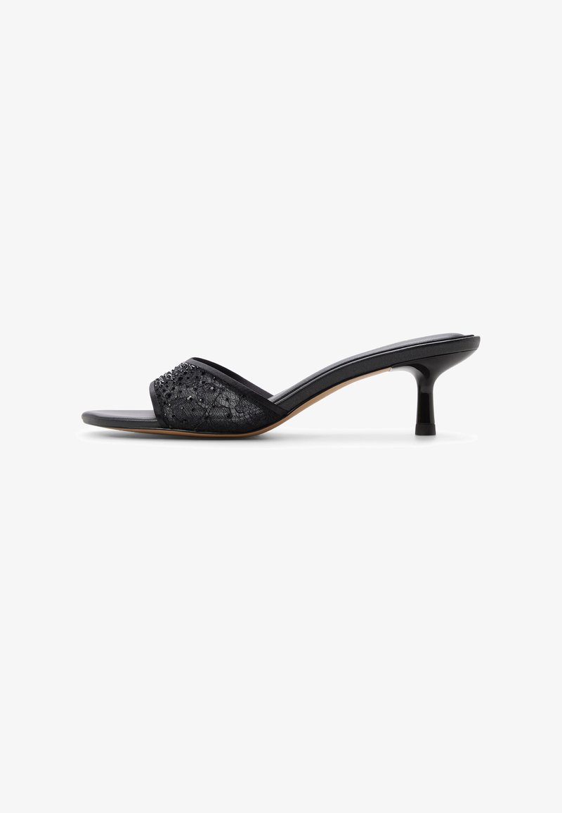 Zueco negro de punta abierta con tacón stiletto bajo y parte superior de encaje adornada con pequeñas cuentas decorativas.