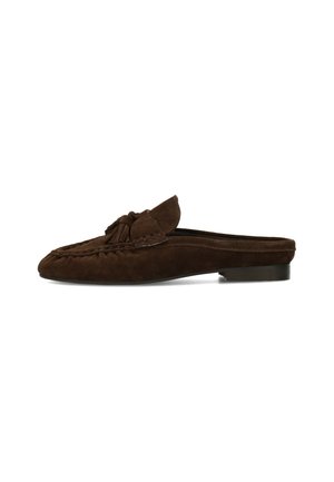 Mocassino slip-on in pelle scamosciata marrone con dettaglio nappine e tacco basso, visto di profilo su sfondo bianco.