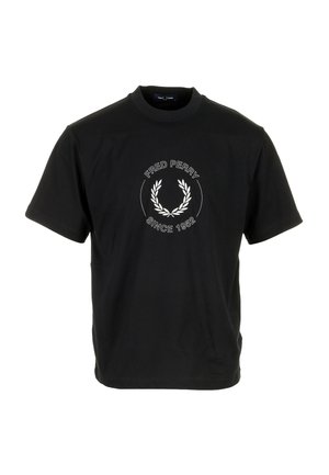 T-shirt nera a maniche corte con scollo rotondo, con logo corona d'alloro bianco e scritta "Fred Perry Since 1952" sul petto.