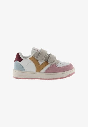 Zapatilla infantil con correas de velcro beige, base blanca, puntera rosa, talón azul y burdeos, y detalle lateral marrón sobre fondo blanco.