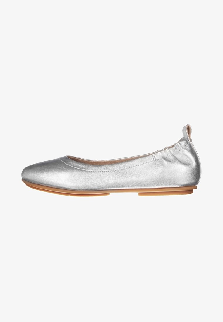 Chaussure plate de ballet métallique argentée avec dos élastiqué et semelle plate beige, montrée de profil sur fond blanc.