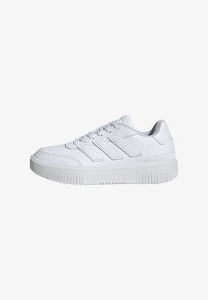Des sneakers de sport blanches avec trois rayures texturées. Fabriquées en matériau synthétique, avec une pointe arrondie et une semelle en caoutchouc au motif strié.