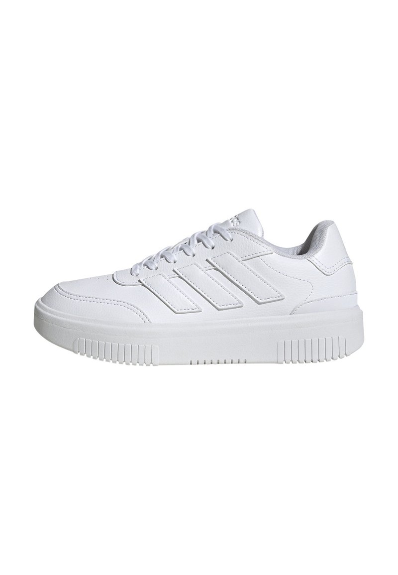 Des sneakers de sport blanches avec trois rayures texturées. Fabriquées en matériau synthétique, avec une pointe arrondie et une semelle en caoutchouc au motif strié.