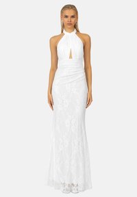 Witte maxi-jurk van kant met halternek, sleufdetail en gestructureerd bloemenpatroon. Prikkelende pasvorm en een gladde, delicate stof.