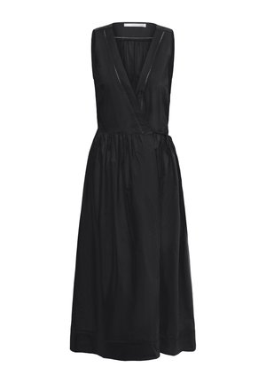 Robe portefeuille noire sans manches avec encolure en V, taille froncée, longueur midi et surpiqûres décoratives délicates le long des bords.