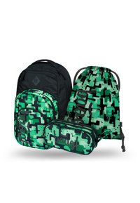 Tre borse: uno zaino nero, una borsa a tracolla verde mimetica e un astuccio abbinato con una stampa grafica e cerniere resistenti.