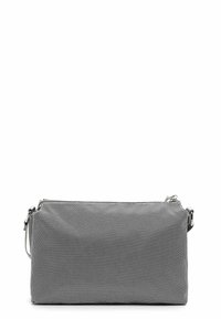 Borsa a tracolla grigia con texture, di forma rettangolare, dotata di chiusura con zip e tracolla in catena argentata. Design minimalista senza ulteriori accenti.