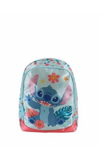 Un sac à dos en tissu bleu clair avec un grand motif de dessin animé de Stitch entouré de motifs floraux colorés et d'accents roses en bas.