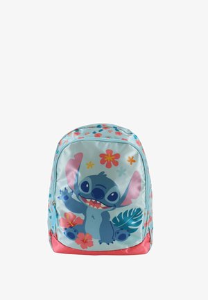 Un sac à dos en tissu bleu clair avec un grand motif de dessin animé de Stitch entouré de motifs floraux colorés et d'accents roses en bas.