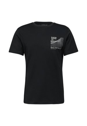 Camiseta de algodón negra con un gráfico blanco en el lado izquierdo del pecho, con texto y patrones de olas. Mangas cortas, diseño de cuello redondo.