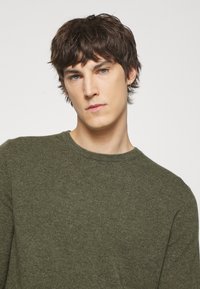 pure cashmere MEN CREW NECK SWEATER - Camisola - military