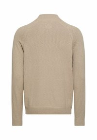 Beige sweater med lange ærmer, ribbet hals og manchetter. Glat tekstur, enkelt design uden synlige mønstre eller hardware-detaljer.