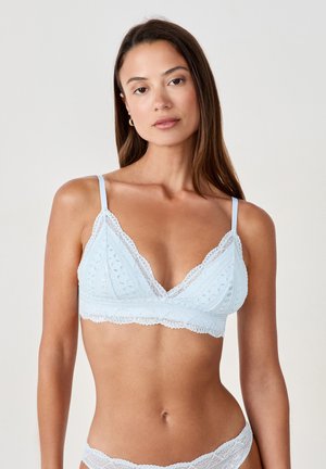 Lichtblauwe kant bralette met geschulpte randen, driehoekige cups en dunne verstelbare bandjes, met een delicate geborduurde patroon.