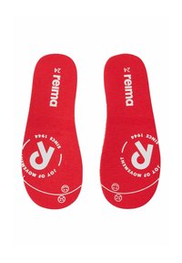 Rote Einlegesohlen mit "reima"-Logo und weißen Akzenten. Weiche Textur, geschwungene Form, entworfen für Komfort, mit verspielten Mustern und Grafiken.