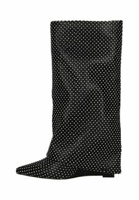 Botte noire en textile montée jusqu'au genou avec des embellissements en clous argentés, bout pointu et talon bas en forme de coin, avec un design froissé.