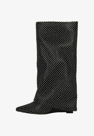 Zwarte textiele kniehoog laarzen met zilveren studs, spitse neuzen en een lage wiggenhak, met een geplooid ontwerp.