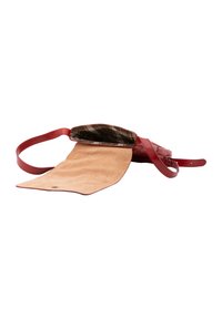 Borsa in pelle rossa con interno in suede tan, caratterizzata da un design aperto e foderata con un motivo. Tracolla regolabile attaccata al corpo.