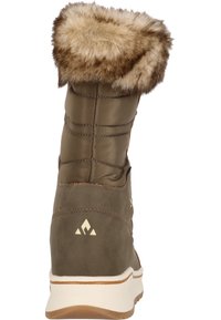 Brun vattentålig känga med en quiltad överdel, plufsig pälskrage, gummisul och logotypdetalj på hälen. Robust design för kallt väder.