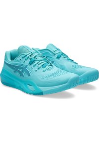 Scarpe da ginnastica turchesi con tomaia texturizzata, chiusura con lacci, colletto imbottito e suola in gomma con scanalature per la trazione.