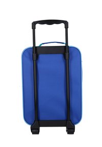 Blauwe stoffen koffer met een zwart telescopisch handvat, versterkte hoeken en twee wielen aan de onderkant voor mobiliteit. Minimalistisch ontwerp.