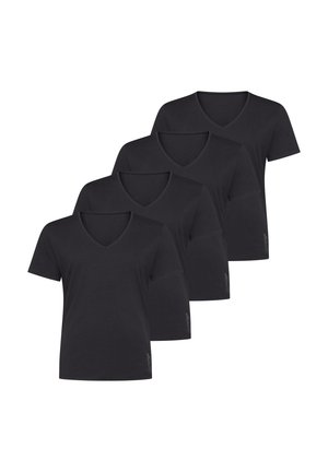 Fire ensfarvede sorte kortærmede V-hals T-shirts arrangeret i en forskudt overlappende række på en hvid baggrund.