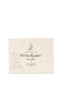 Samenwerkingsverpakking voor "The World of Peter Rabbit" door Beatrix Potter en Fable England, met een schets van een konijn en bloemen met kleurrijke stippen.