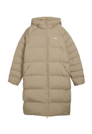 Beige pufferjakke med hætte, lange ærmer, lodret quiltet design, frontlynlås og et lille hvidt logo på brystet.