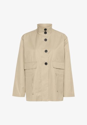 Bēša, viegla jaka ar augstu apkakli, priekšējo pogu aizdari, divām lielām flapu kabatām un regulējamiem saites apakšmalā.