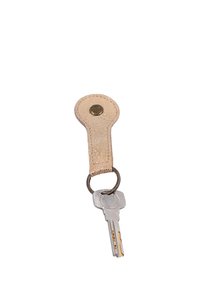 Une clé en argent unique attachée à un petit porte-clés en tissu beige avec un bouton en laiton et un anneau métallique sur fond blanc.