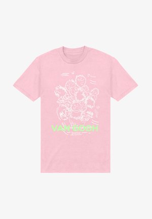 Rosa Baumwoll-T-Shirt mit einem weißen Skizzenmotiv von Sonnenblumen und grütem "VAN GOGH"-Text; verfügt über einen runden Halsausschnitt und kurze Ärmel.
