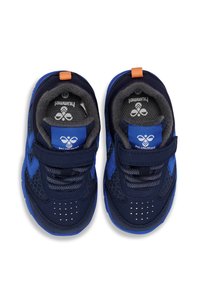 Mėlyni ir tamsiai mėlyni sportiniai batai su Velcro diržu, tinklinėmis šoninėmis dalimis, paminkštintu kraštu ir oranžinės spalvos kilpos užtrauktuku; turi perforuotą pirštų dalį, kad geriau vėdintųsi.