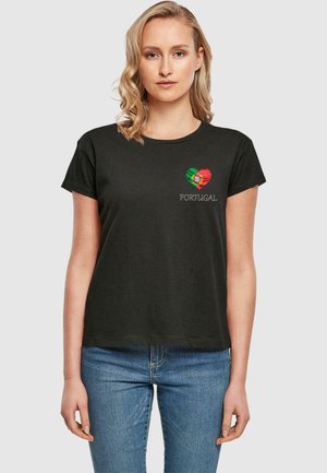Svart bomullst-skjorte med et hjerte-design i grønt og rødt, med et Portugal-flaggemblem, og ordet "PORTUGAL" trykket under.