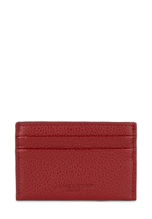 Porte-cartes en cuir rouge avec une surface texturée, cinq fentes pour cartes et le nom de la marque en relief, de forme rectangulaire compacte.