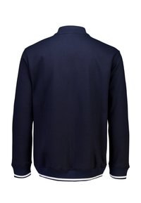 Felpa blu navy, in misto cotone, con polsini e vita a coste e accenti bianchi. Progettata con colletto classico e texture uniforme.