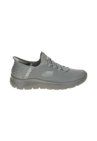 Scarpa sportiva grigia con tomaia in mesh testurizzato, design slip-on e suola flessibile. Presenta un branding sottile e lacci per una vestibilità sicura.