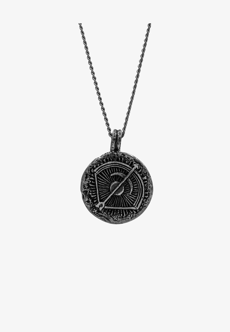 Pendente di metallo nero a forma rotonda, con un design in rilievo di sole e freccia, sospeso a una catena attorcigliata.